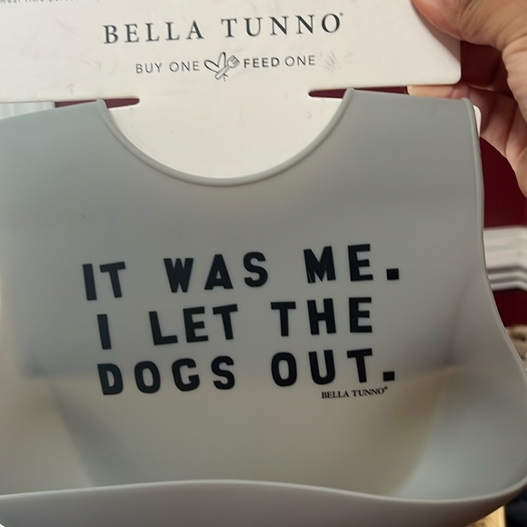 NWT Bella Tunno I Let The Dogs Out Baby Bib - Picture 3 of 5